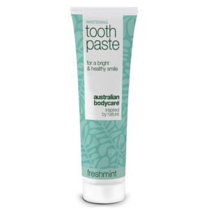 Whitening tandpasta  -  Fjerner misfarvninger og giver hvide tænder â Whitening tandpasta, der bekæmper gule tænder og styrker emaljen. Med hydreret silica, alumina og menthol for frisk ånde. - 1 stk. - Australian Bodycare